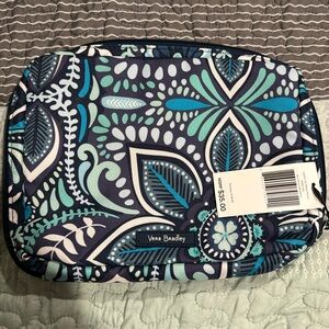 Vera Bradley Lighten Up Wipes Pouch. Blue Island Medallion.